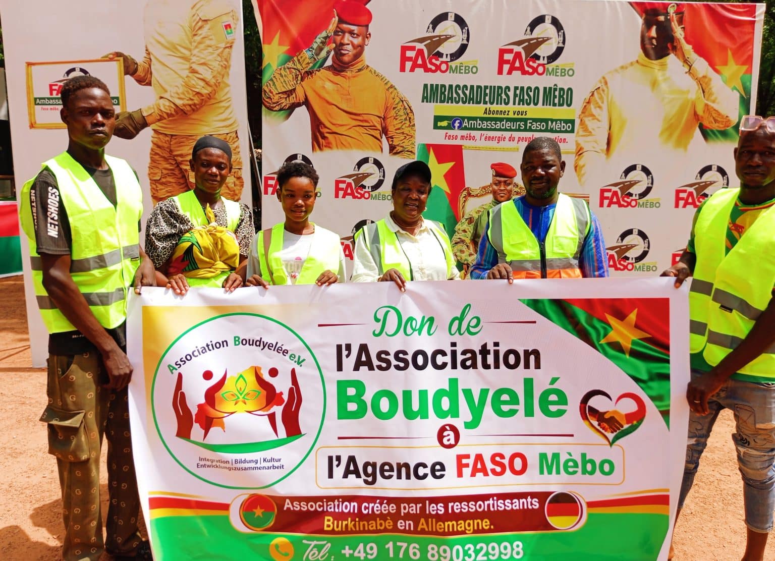 Die Delegation von Boudyelee e.V. mit dem Spendenbanner bei der Agence Faso Mêbo in Ouagadougou